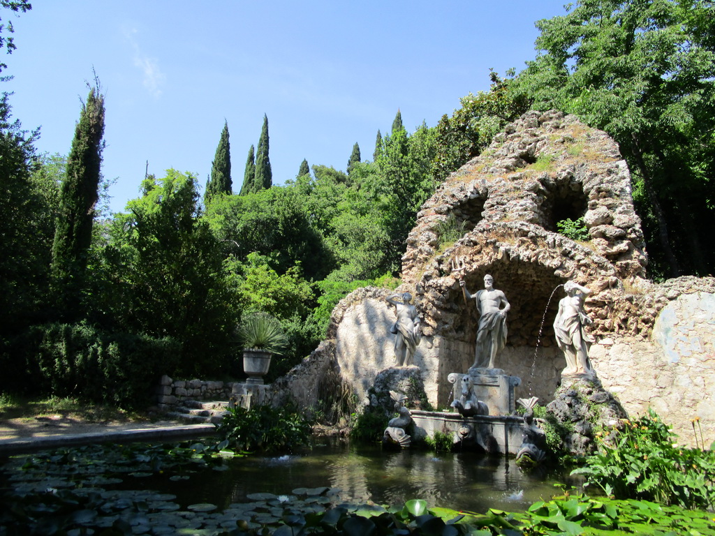 Arborétum_Trsteno:_jazierko_v_centre_záhrady