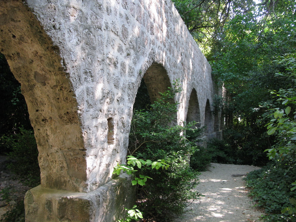 Aquadukt_privádza_vodu_do_jazierka