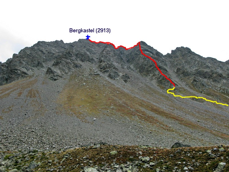 Ferrata je červená, zostup po hrebeni vľavo.