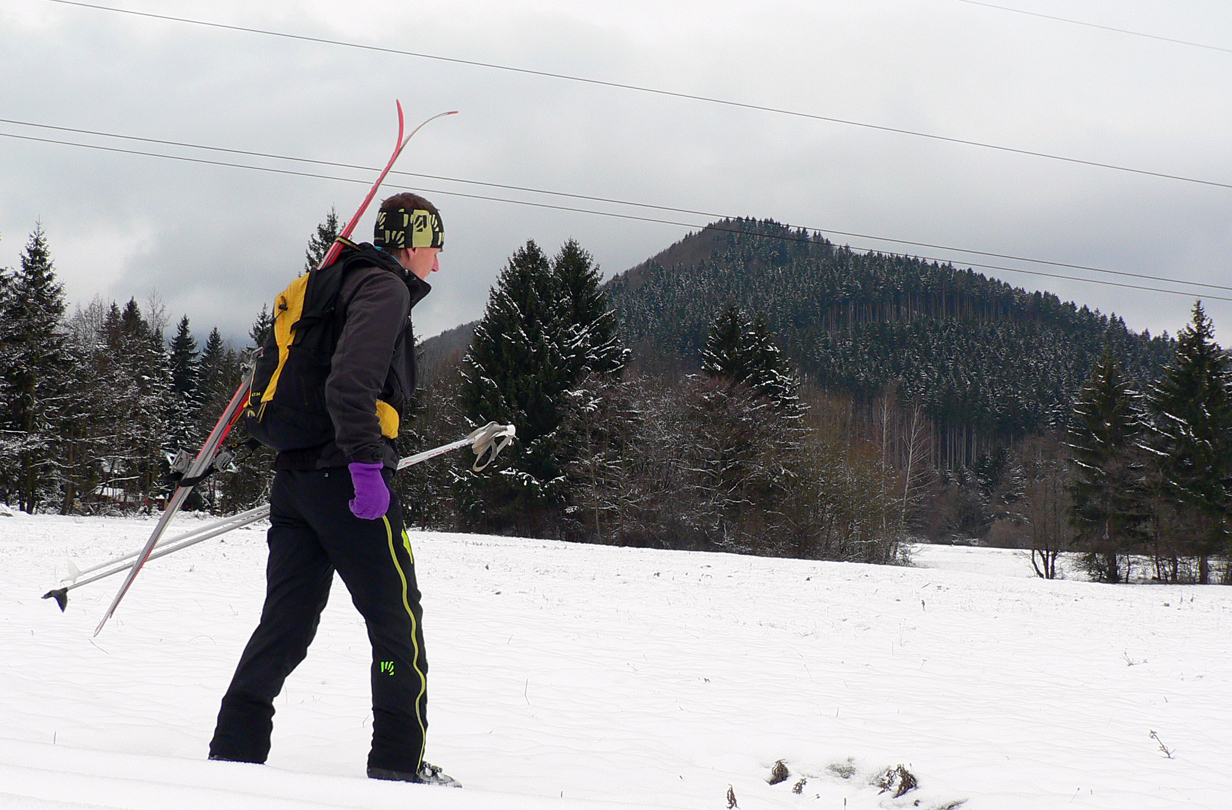 Po_mäkkom_peši_hore_Jedľovinami_ku_zvážniciam.