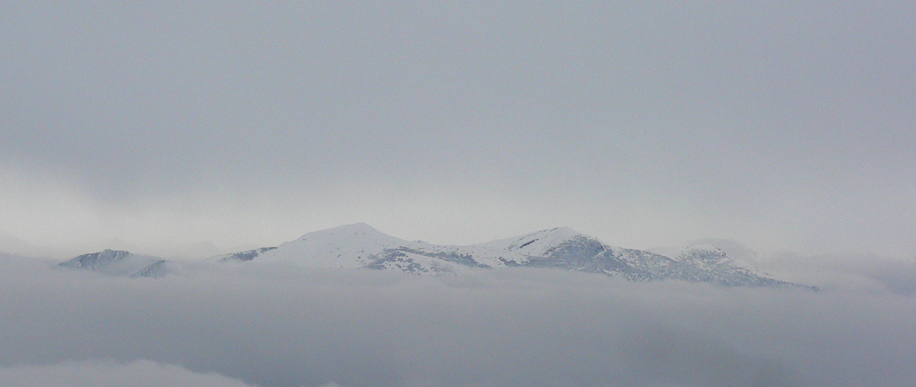 Krivánska_Fatra_v_štrbinke,_čiastočne_panoramatičná.