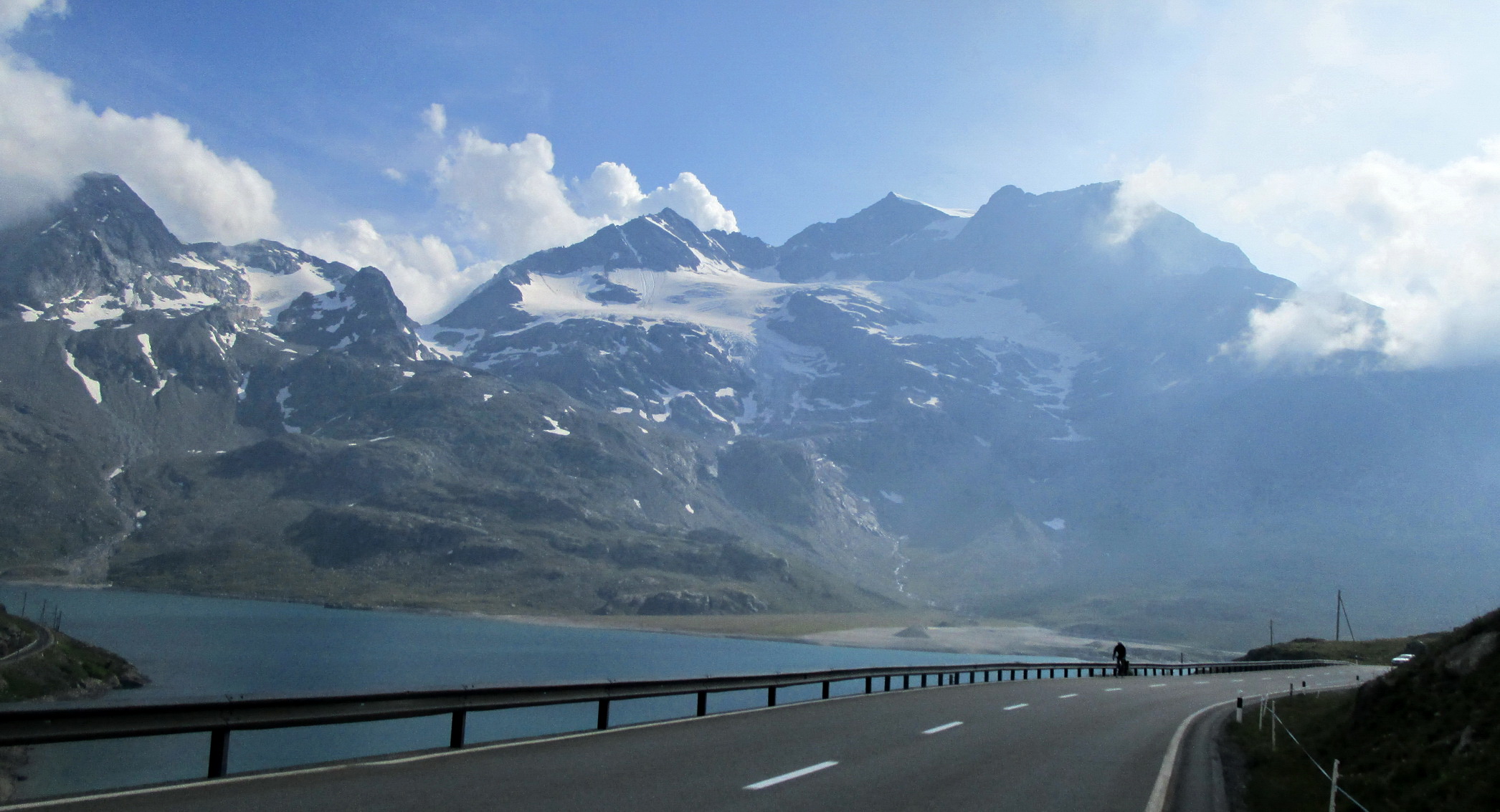 pohľad_priamo_z_cesty_cez_Passo_Bernina,_celý_hrebeň_od_sedla_vľavo_smerom_doprava