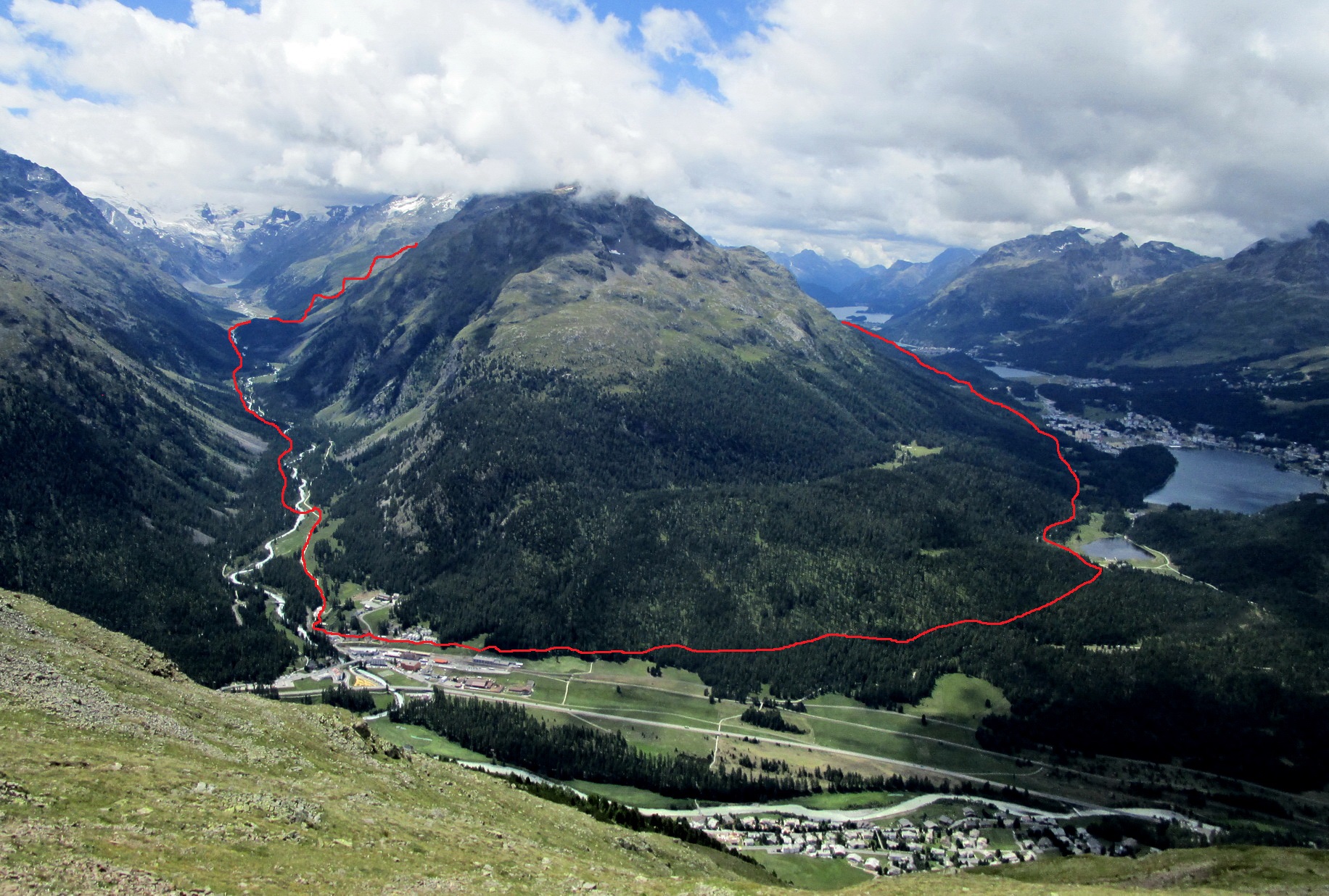 vpravo_St._Moritz,_vľavo_Val_Roseg,_červenou_spomínaná_trasa,_foto_archív_M.B._pohľad_od_Segantinihutte
