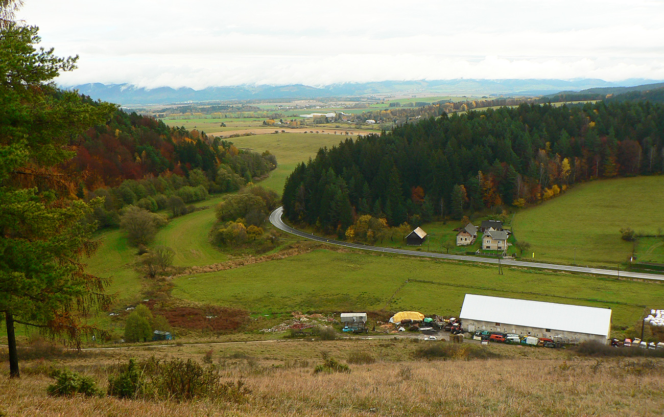 Keď_sklon_zostrmie,_otvorí_sa_výhľad_do_Turca_a_na_moju_ďalšiu_cestu_doľava_za_les.