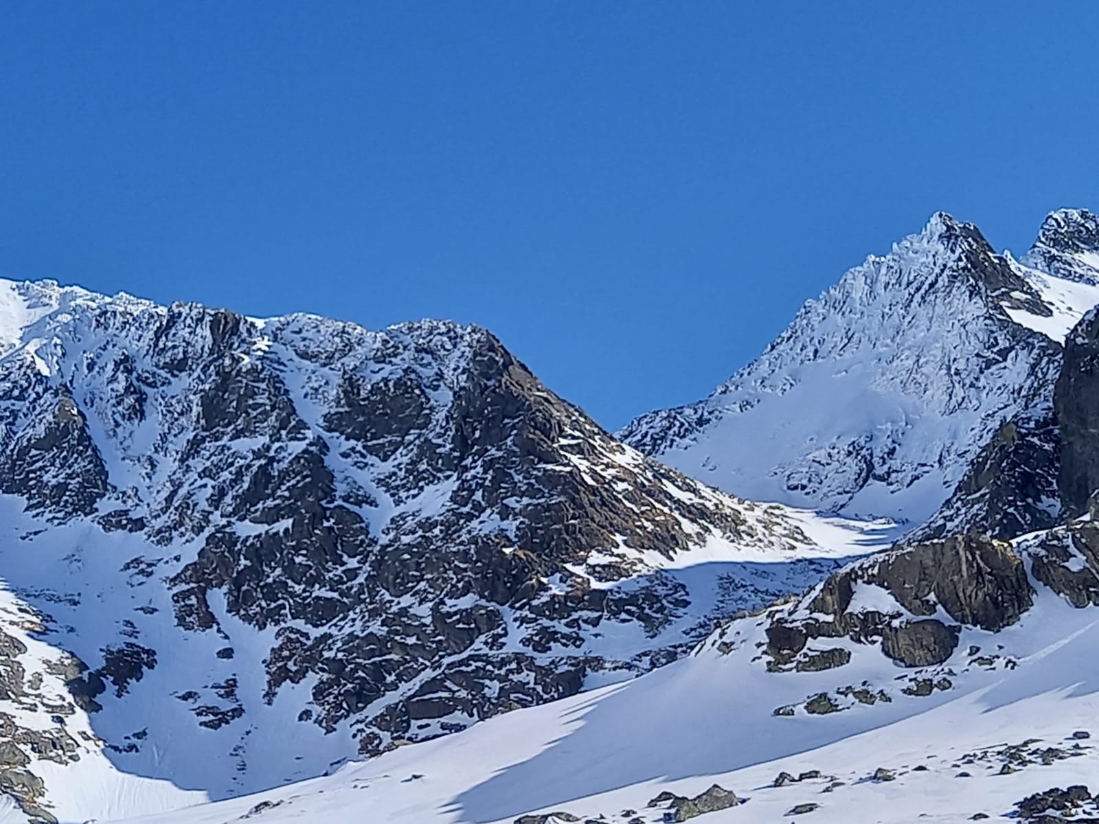 Ťažký_štít_v_pozadí,_cesta_na_Rysy_v_zime